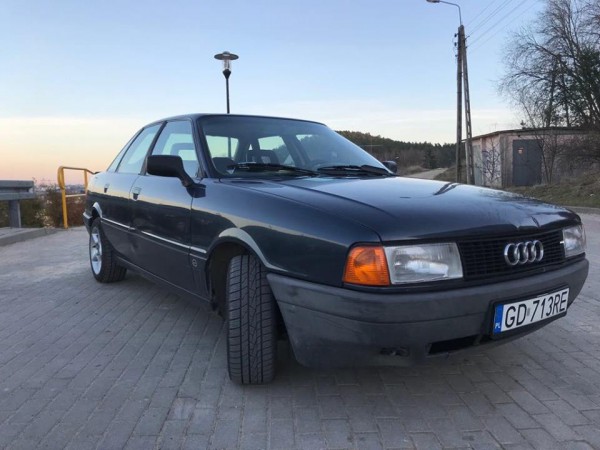 AUDI widok z prawego boku